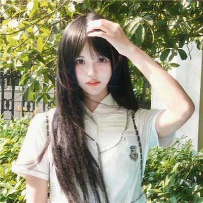 戴流苏耳环的少女